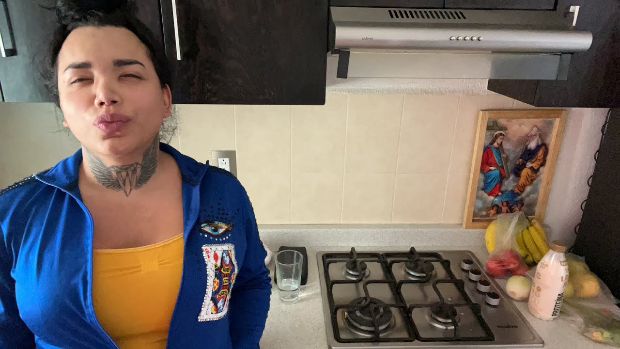 Hola haciendo de comer tocando los temas