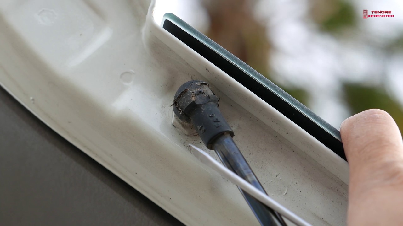 Come sostituire i pistoni a gas del portellone posteriore della Fiat Panda 169