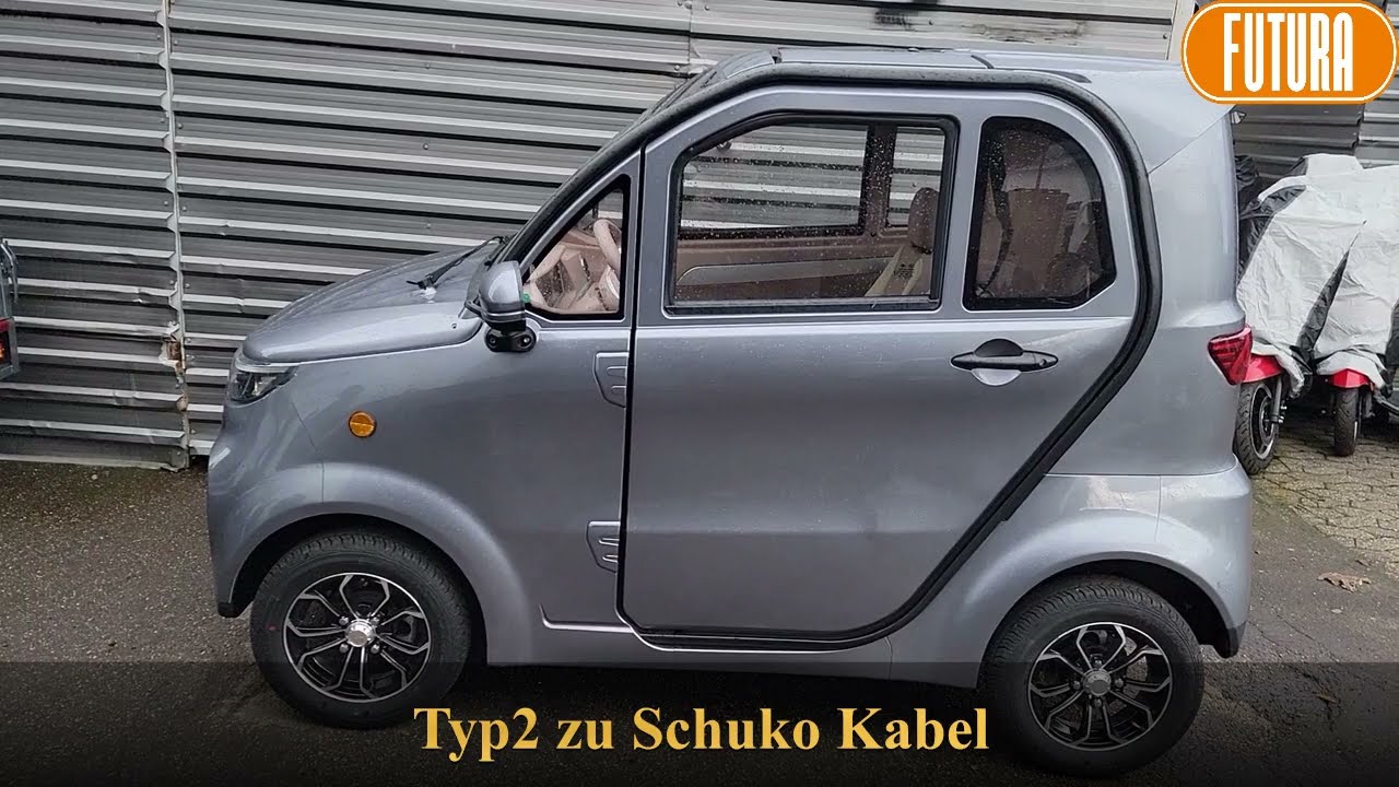 E-Mobil, E-Roller aufladen an der Autoladestation mit einem Typ 2 zu Schuko Kabel, aufladen Stadt