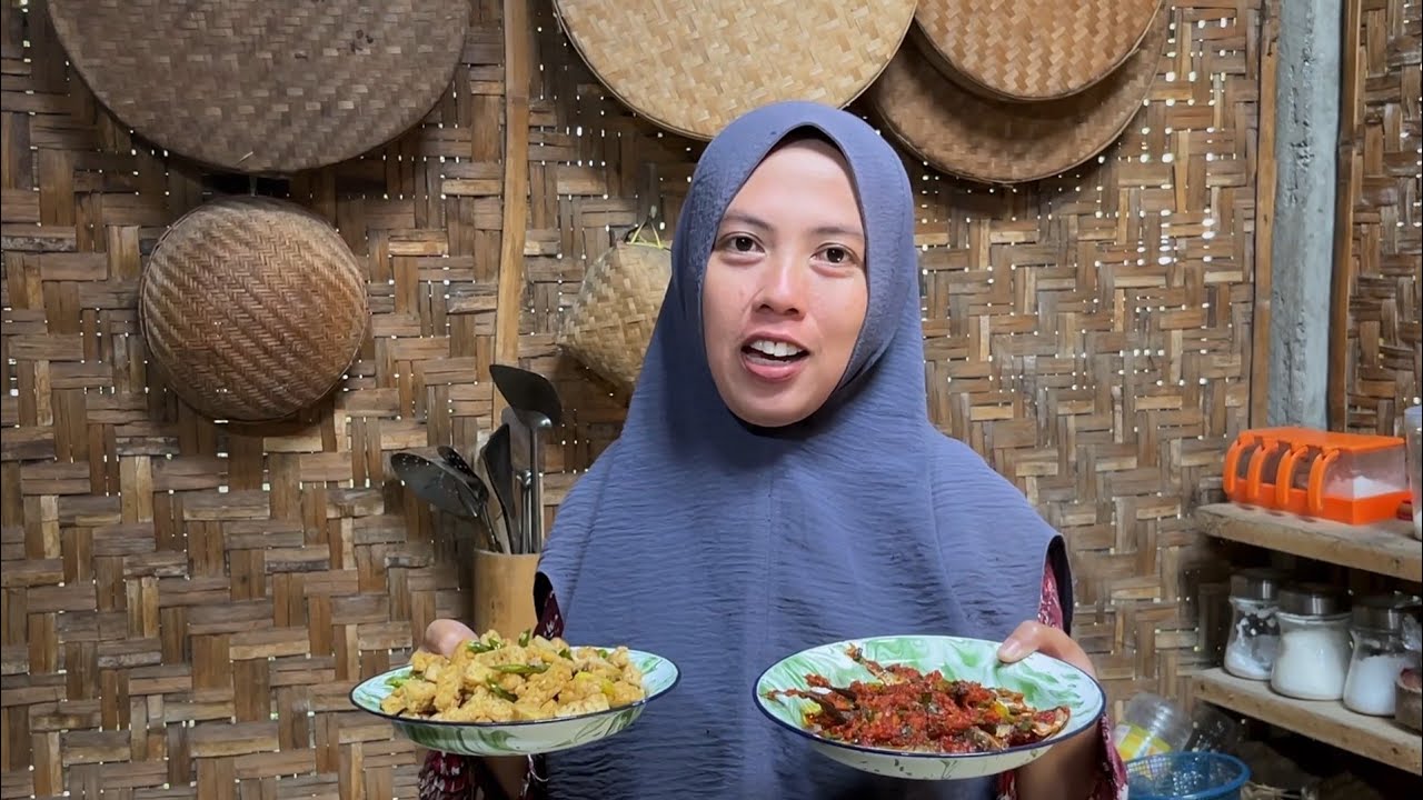 Masak dua menu untuk makan siang, tempe cabe ijo,pindang balado ,masakan desa 