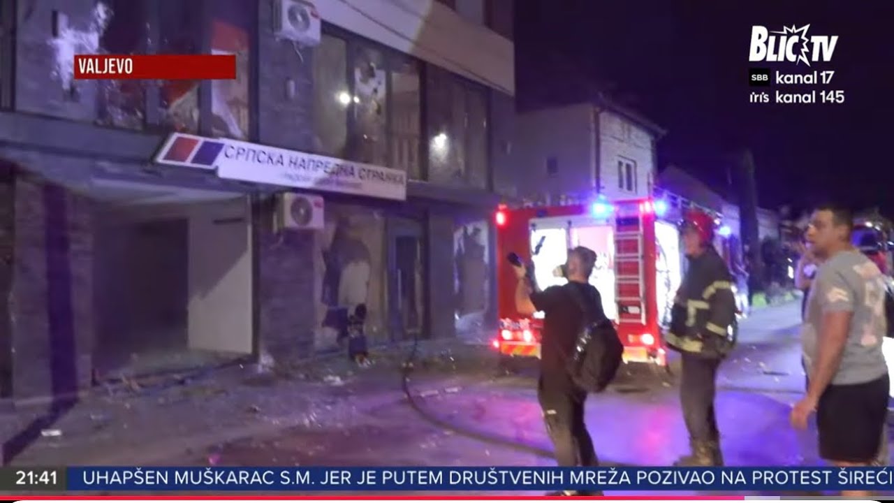 Haos u Valjevu: Zapaljene prostorije SNS-a, demonstranti bacali baklje i unistili sve