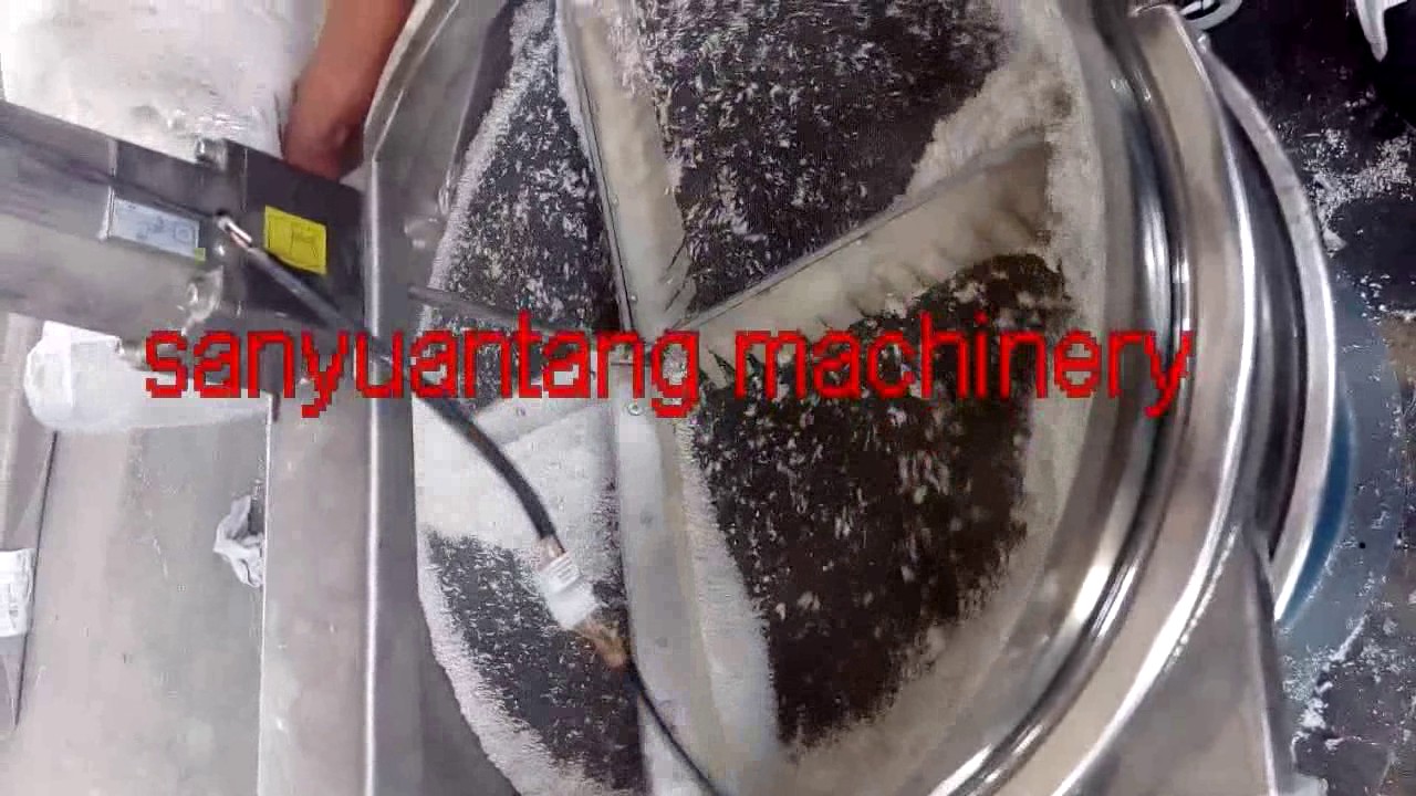 Compare video with the vibration screen of the scraper plate and the shaker without a scraper