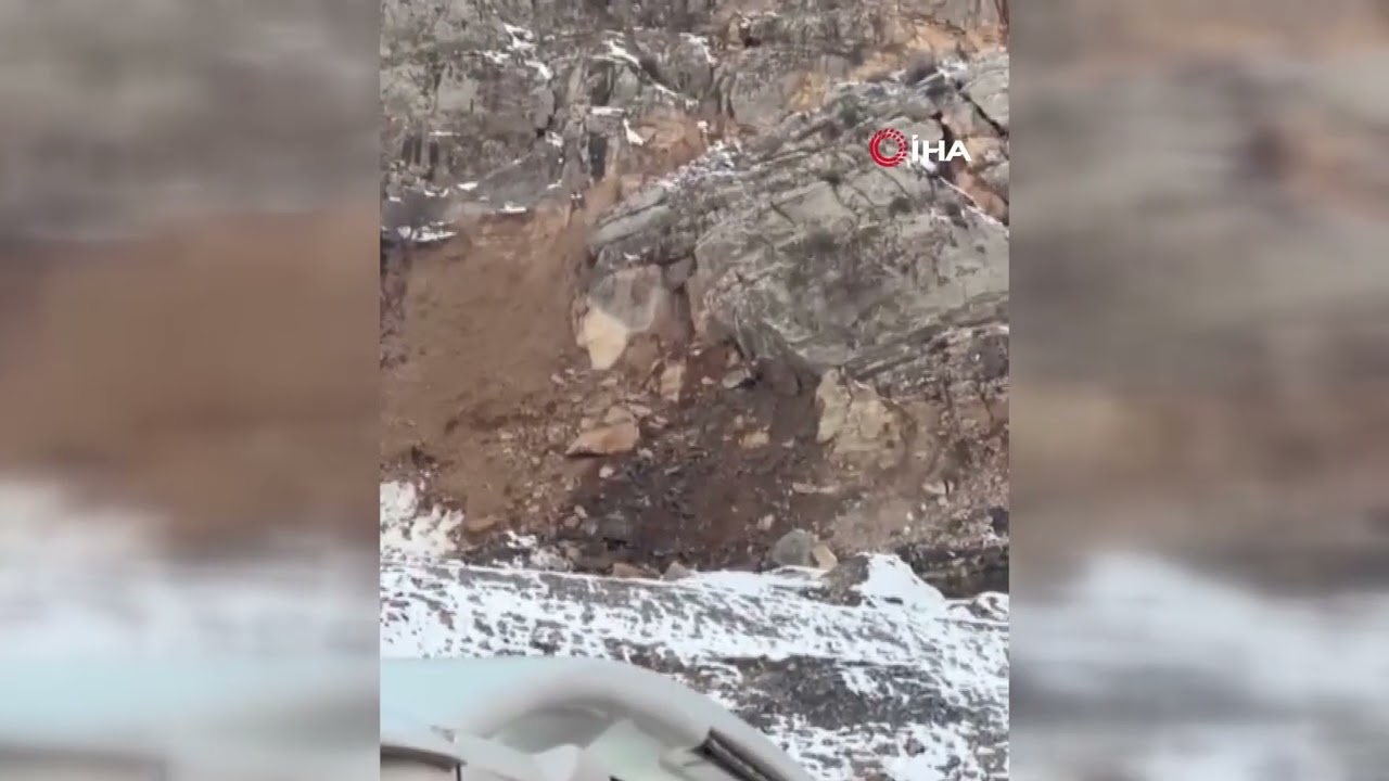 Çukurca kara yolunda kaya düşmesi kamerada