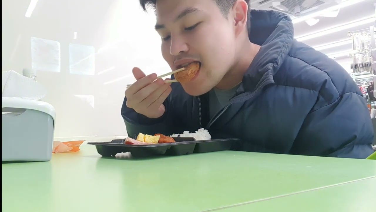 거실에서 주무시는 어머니 몰래 나와 먹는 편의점 먹방