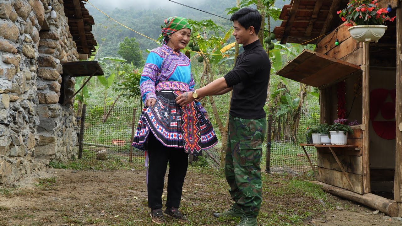 Trieu Khang was surprised by the traditional attire of the elderly single woman.