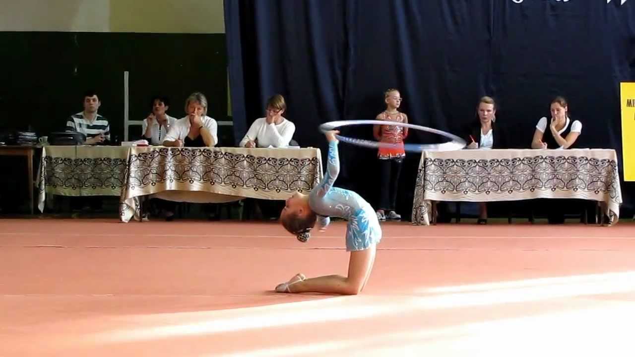 Gimnastyka artystyczna Iza Kolbuszewska układ z obręczą