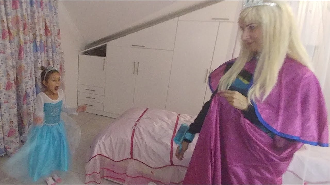 Minik Elsa sihirle gerçek Elsayı getiriyor, eğlenceli çocuk videosu