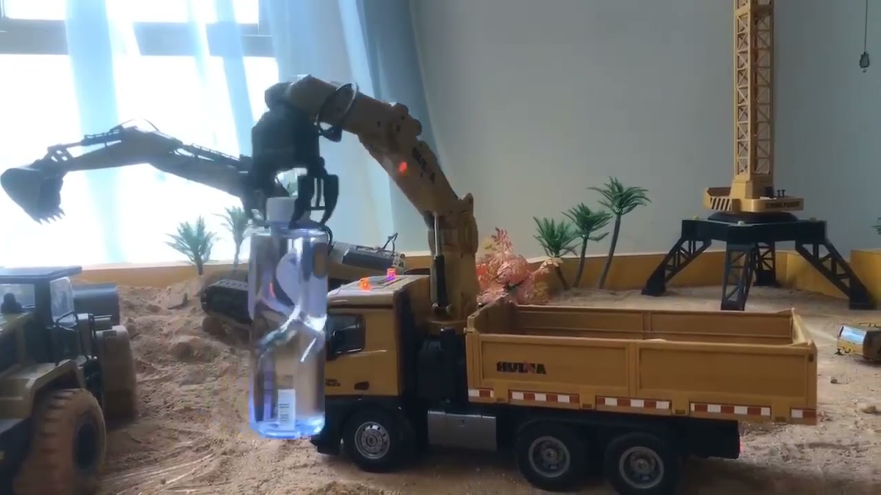 Hey! Huina 1575 RC timber grapplo dump truck just in