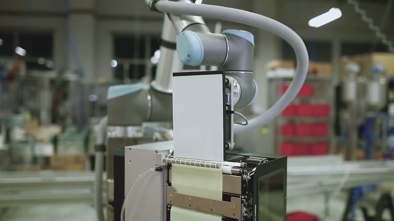 Collaborative robot pallet labeling with integrated scanning