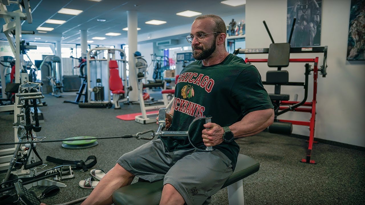 So steuerst du den Latissimus oder den oberen Rücken an, mit 2 verschiedenen Bewegungseinleitungen!