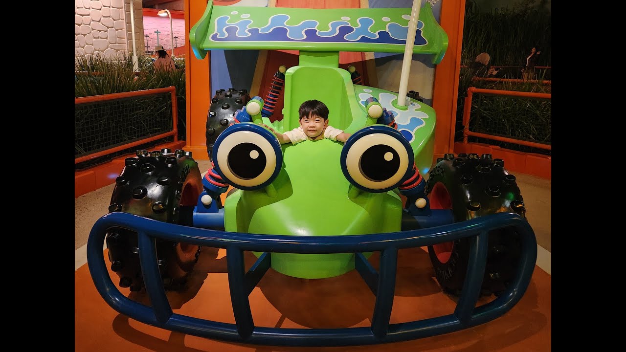 My Magical Christmas Experience at Hong Kong Disneyland!