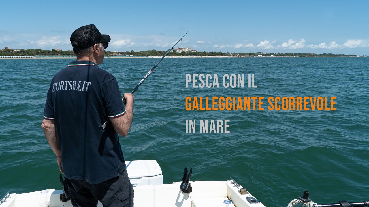 Pesca con il galleggiante scorrevole in mare dalla barca