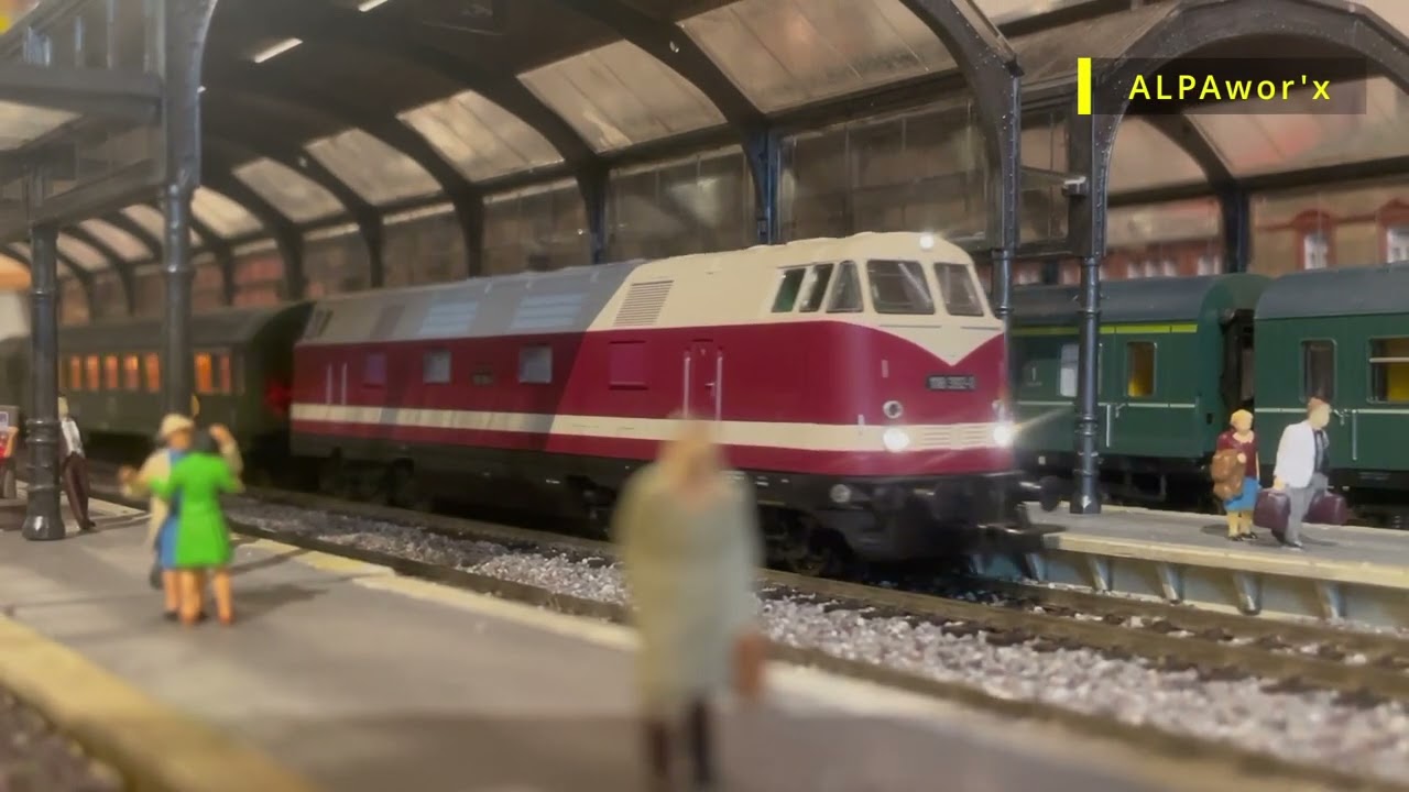 zwei DDR Z&uuml;ge