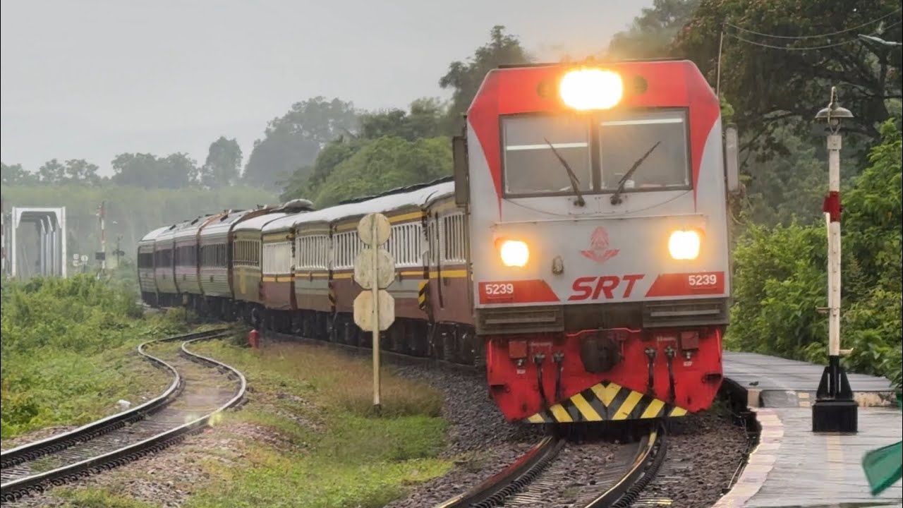 SRT: ฉุ่มฉ่ำยามเช้ากลางสายฝน พามาชมขบวนรถไฟสายใต้ช่วงเทศกาลสงกรานต์ สถานีบ้านส้อง - สถานีคลองจันดี