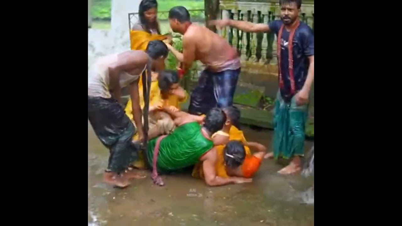 বিয়ে বাড়িতে আনন্দ