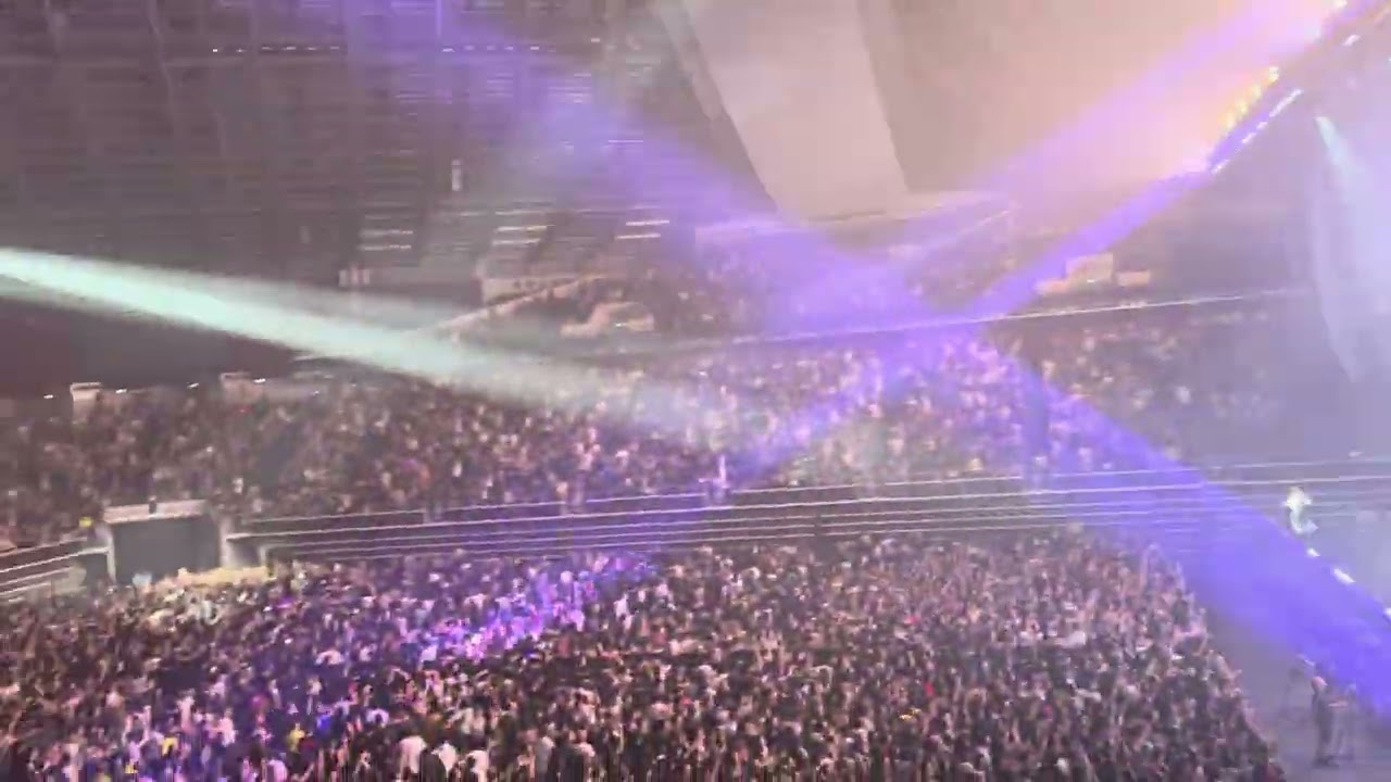 Taka going around Singapore Indoor Stadium(LIVE)