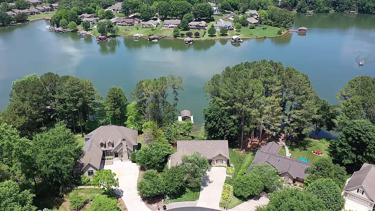 Lakefront home on Tellico Lake at 311 Inagehi Ln