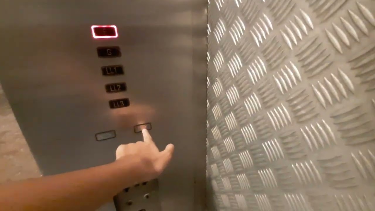 (Death Trap) Kone Hydraulic Service Elevator at Sunway Pyramid Subang, Selangor, Malaysia