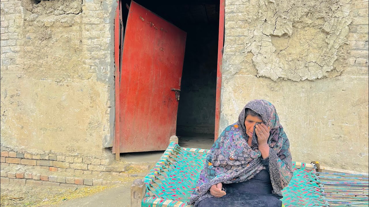 Poor pakistani widow mother crying 😭 for room 🙏