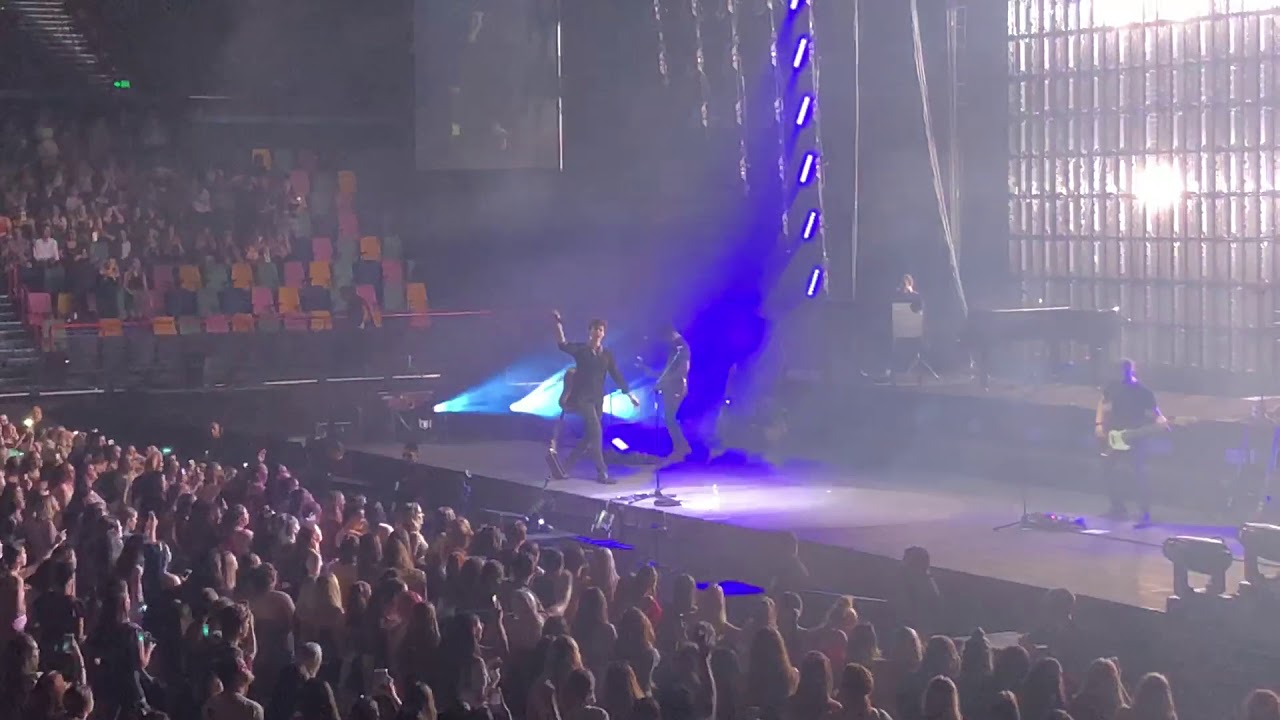 Shawn Mendes - No Promises ( Live in Brisbane)