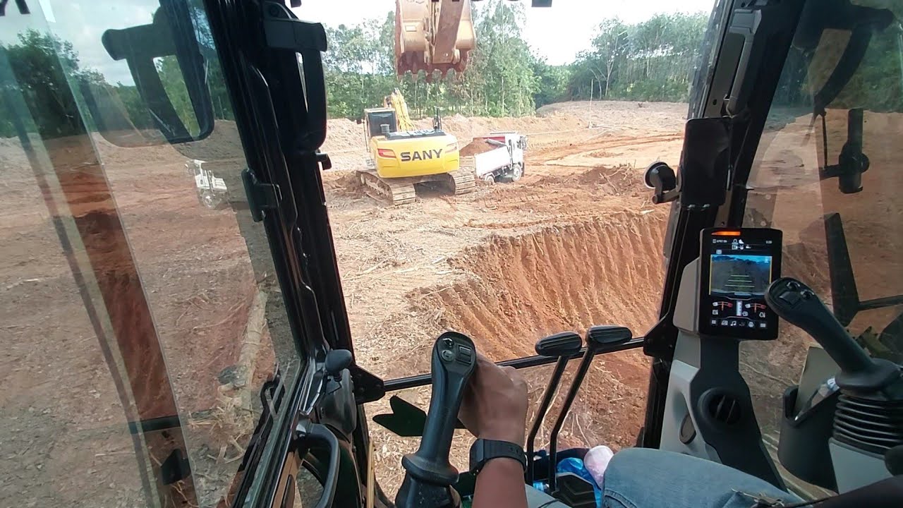 งานขุดสระเก็บน้ำใช้เพื่อการเกษตรปลูกทุเรียน อยู่ภายในเก๋ง CAT 320 Next Gen