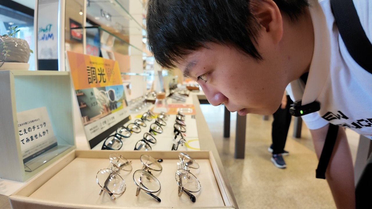 キム、メガネを買う