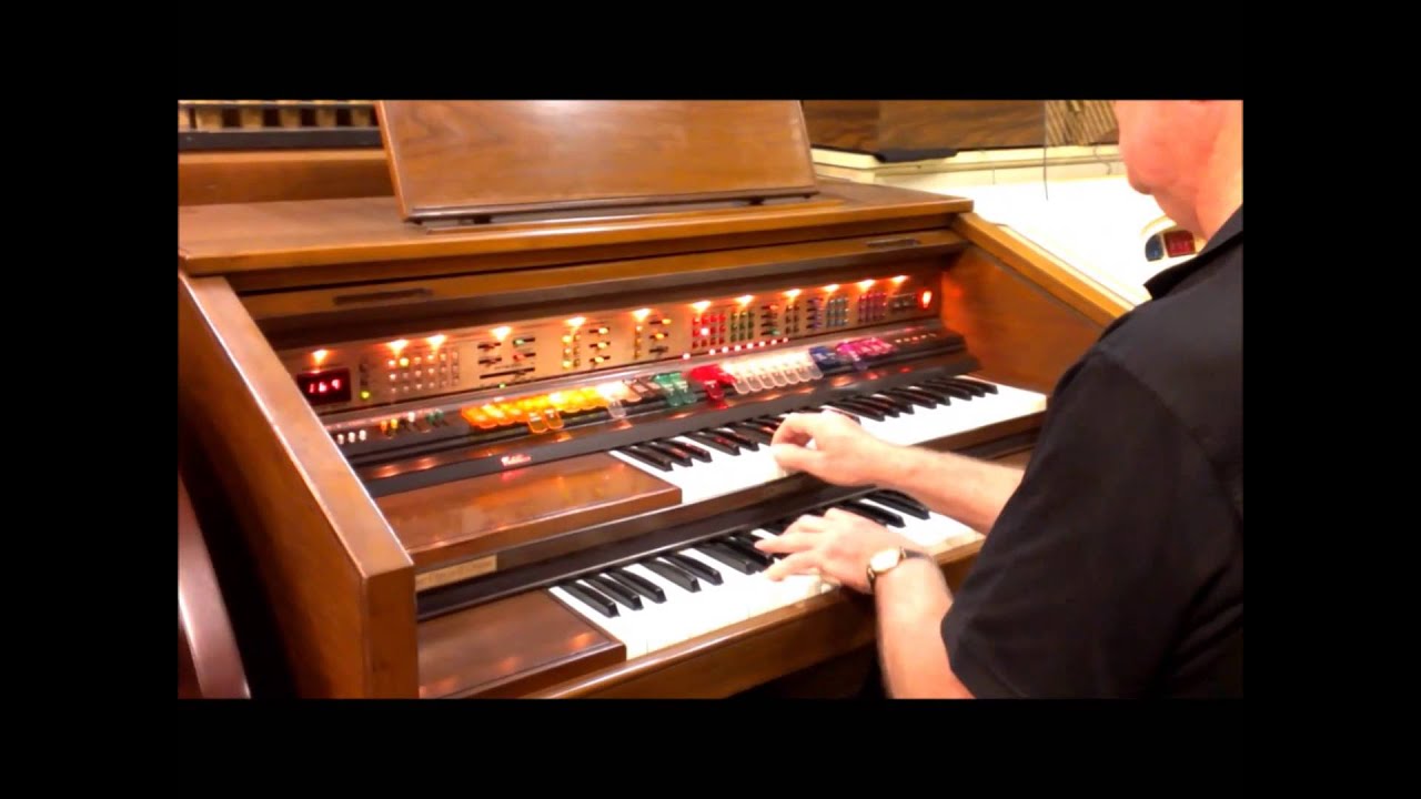 Leith Ewert playing the Lowrey D575 Cotillion at Prestige Pianos