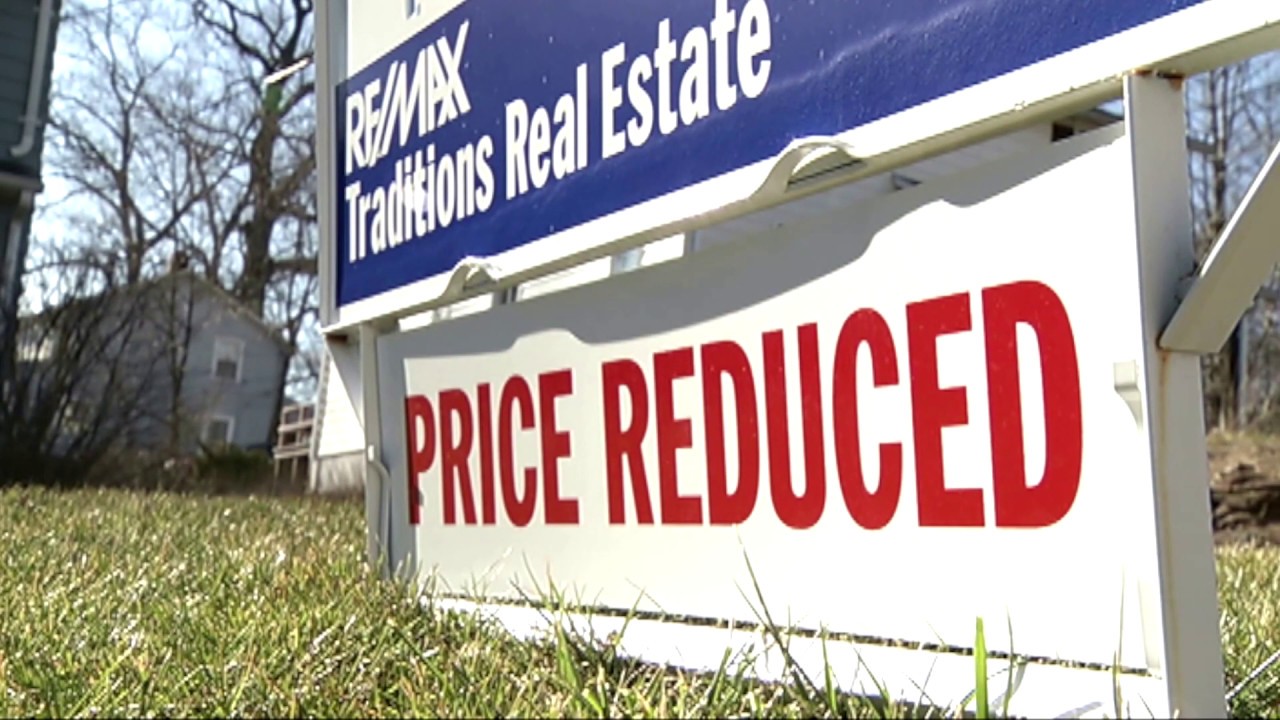 U.S. home resales slump to 9-1/2 year low