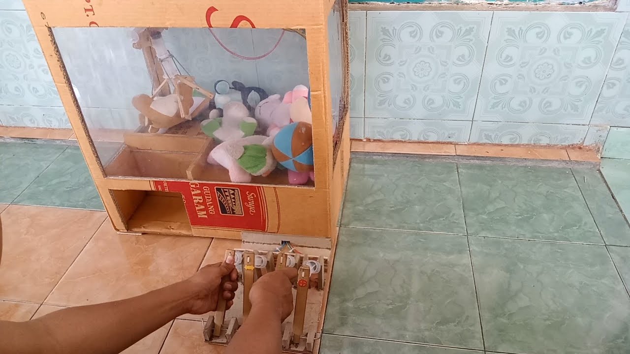 Mesin Capit Boneka ini terbuat dari Kardus