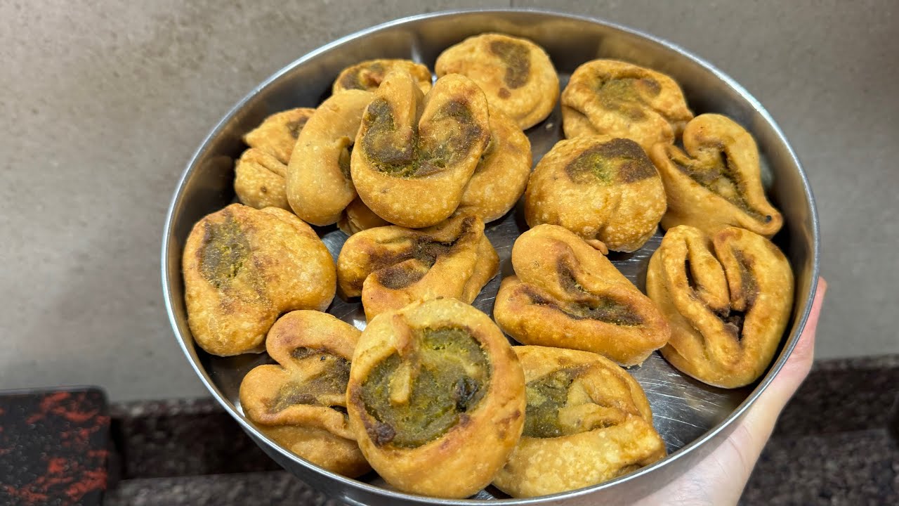 वीडियो देख लो खाकर मजा आ जाएगा 😋☺️😅😁😋Heart shape samosa-Matar ke samose recipe