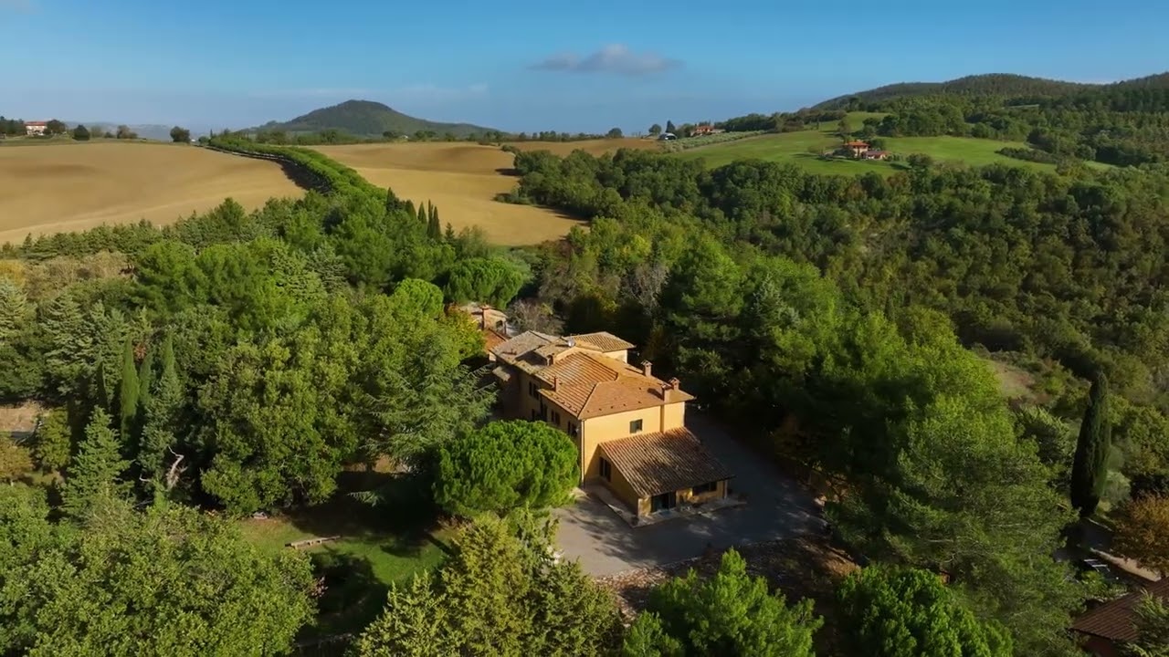 Casale con piscina e terreni a Montepulciano | Farmhouse with pool and land in Montepulciano