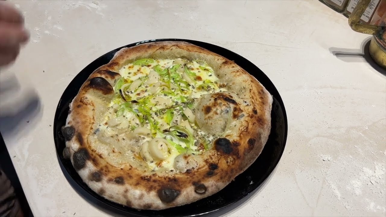 Pizza de Palmito com molho de Gorgonzola e Alho Poró. Série Sabores
