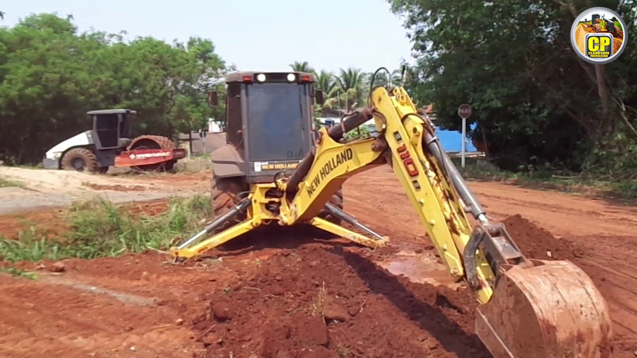 Aprendiz fazendo drenagem/Retroescavadeira/backhoe B110B New Holland.