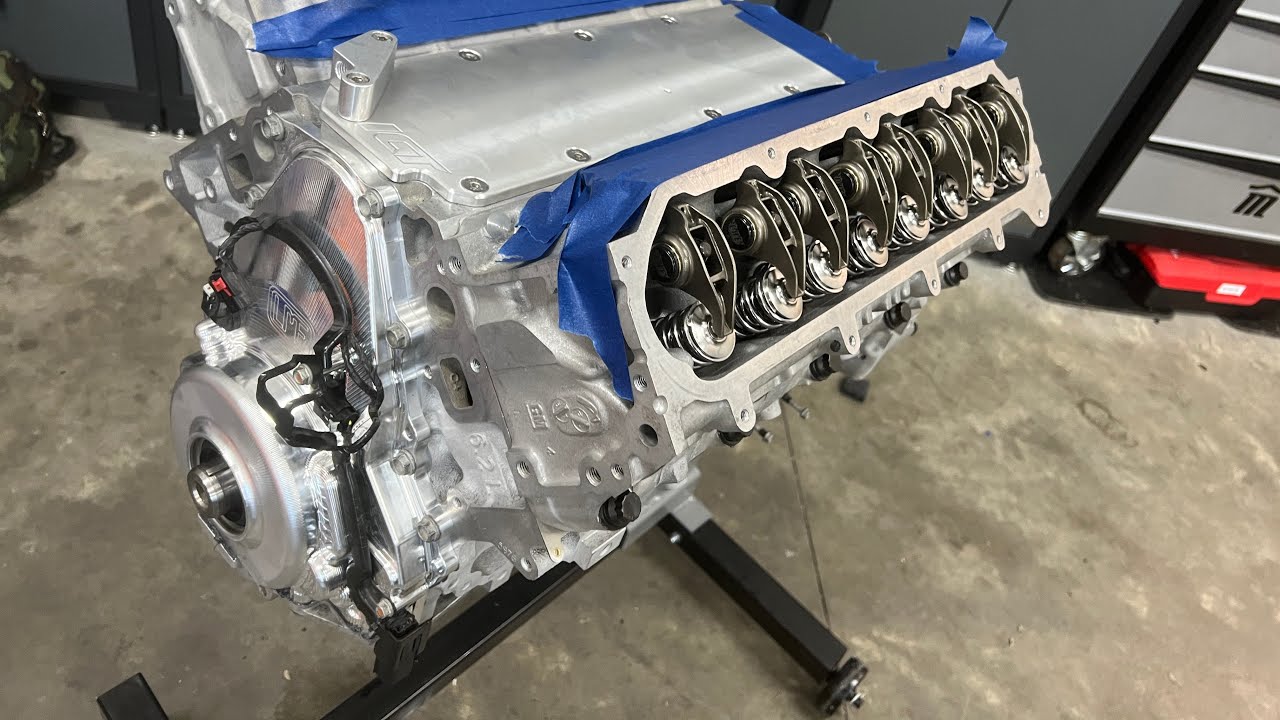 ASSEMBELING AND BOLTING ON CHEVY 6.2L LT1 HEADS