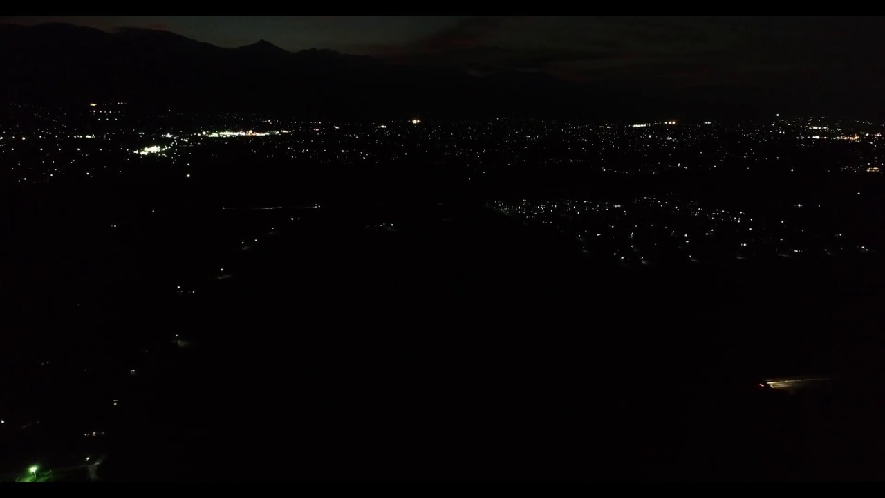 松本盆地の夜景と、日没後の常念岳