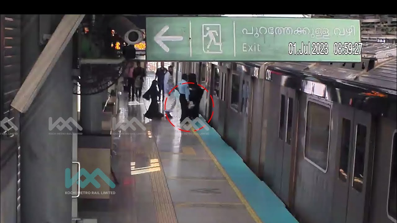 Please mind the GAP between train and Platform | Kochi Metro |