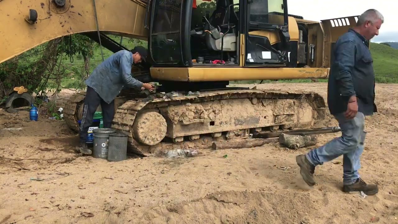 Empaquetando cilindros hidráulicos , excavadora Caterpillar 320 D .