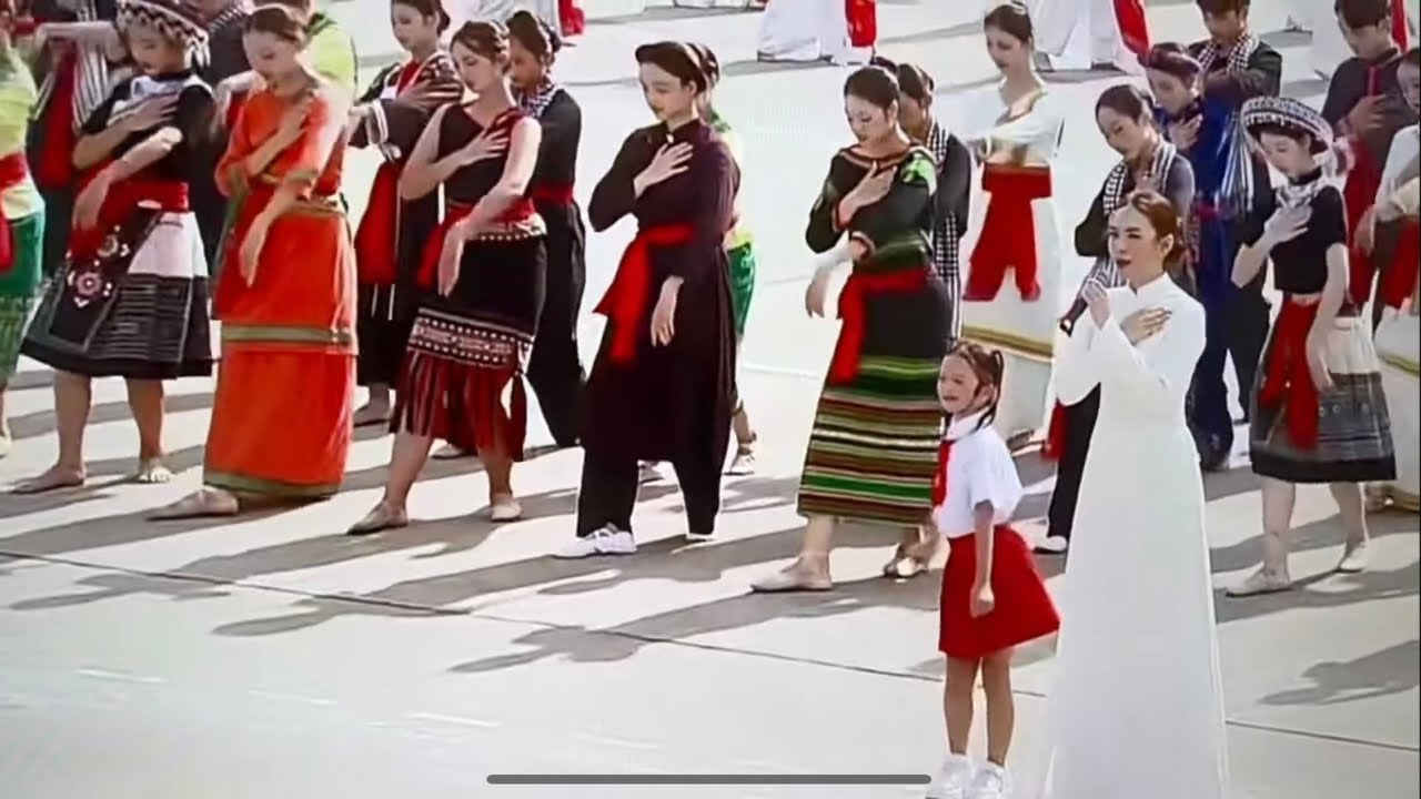 Khối văn hoá và màn đồng diễn nghệ thuật: khí phách Việt nam- lễ kỷ niệm A80 - Mỹ Tâm hát