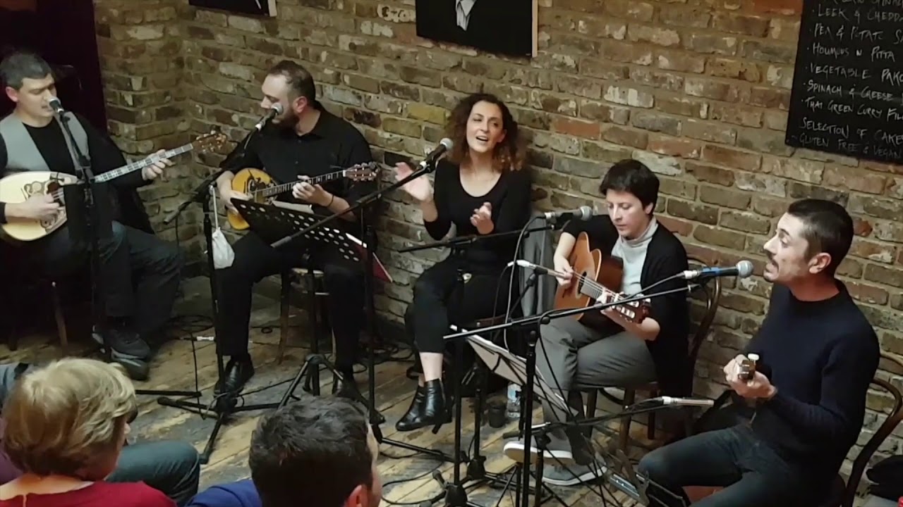 Kathe vradi tha se perimeno, Vamvakari, Plastikes Karekles