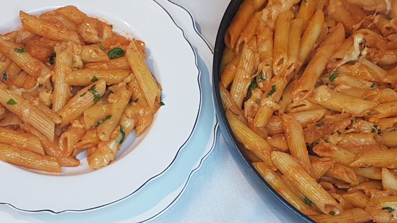 PENNE PASTA MET TOMATENSAUS EN KAAS معكرونة بصلصة الطماطم و الجبن