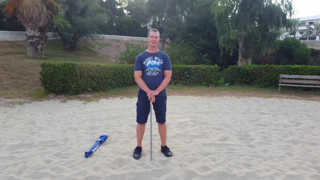 Wie man eine Sonnenschirm richtig am Strand aufstellt / How to set a sun screen right on the beach