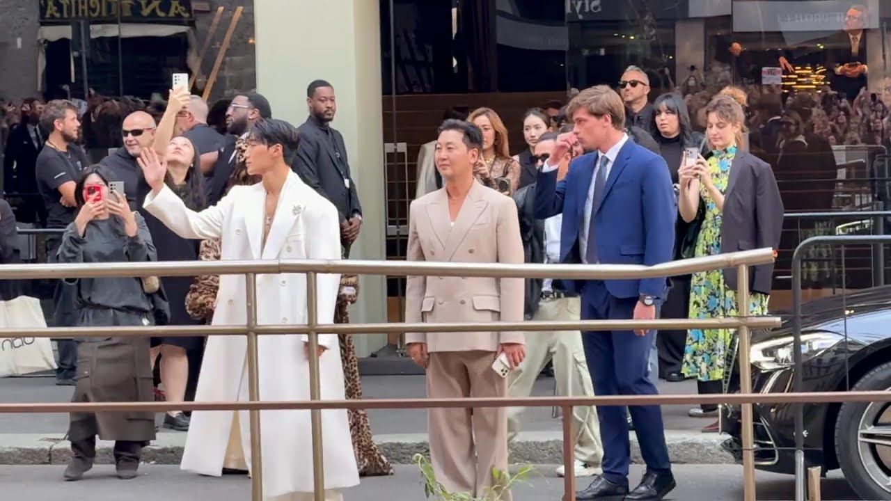 에이티즈 ATEEZ 최산 Choi San greets his fan after Dolce Gabbana's show. [slowmotion] #sanateez #dgss25