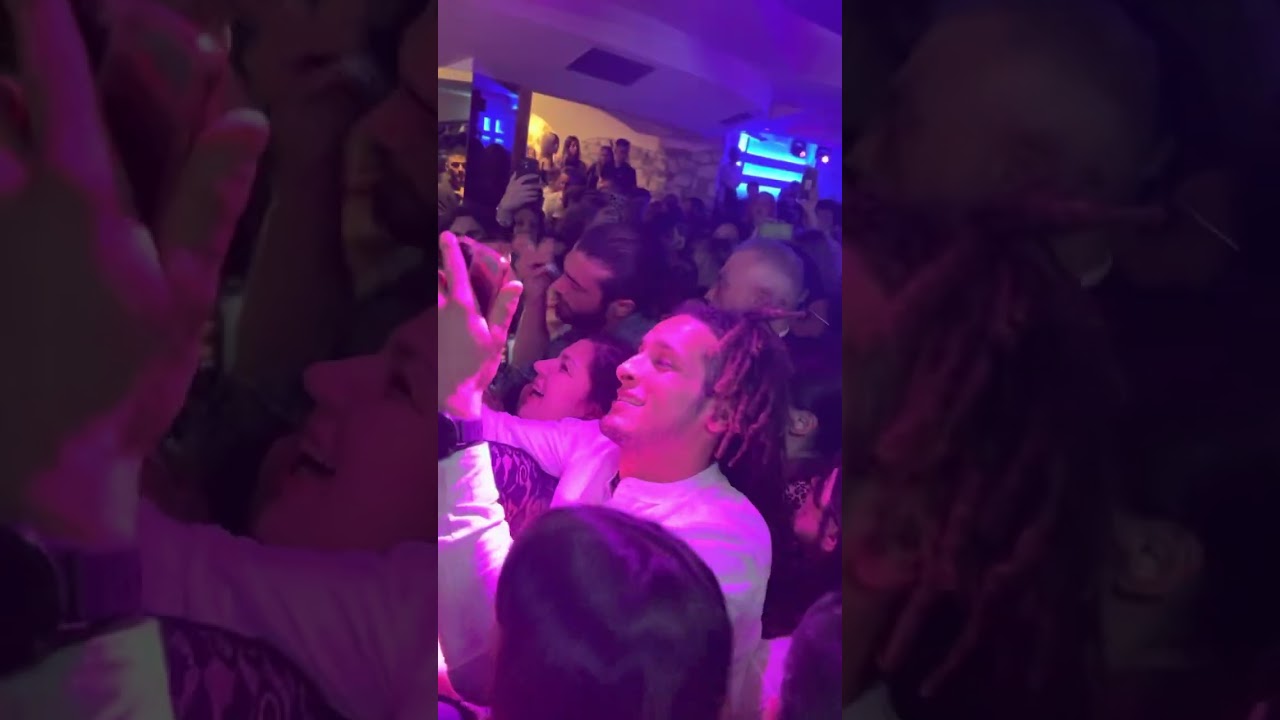 Can Yaman in discoteca e la gente lo spinge