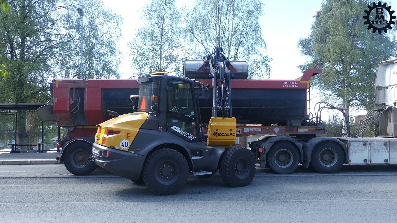 A cold milling asphalt pavement team in work with Wirtgen W210I & W50DC
