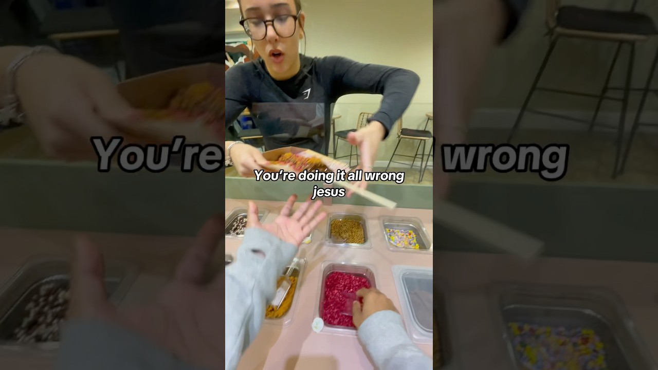 She took &ldquo;make your own&rdquo; to another level 😱😱 #wafflewands #waffleshop #food