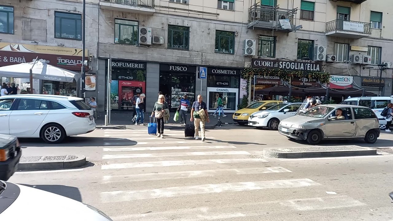 Caminando por Corso Novara y Calata Ponte di Casanova centro de Nápoles