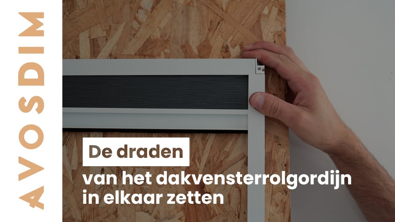 De draden van het muggenrolgordijn voor dakramen in elkaar zetten