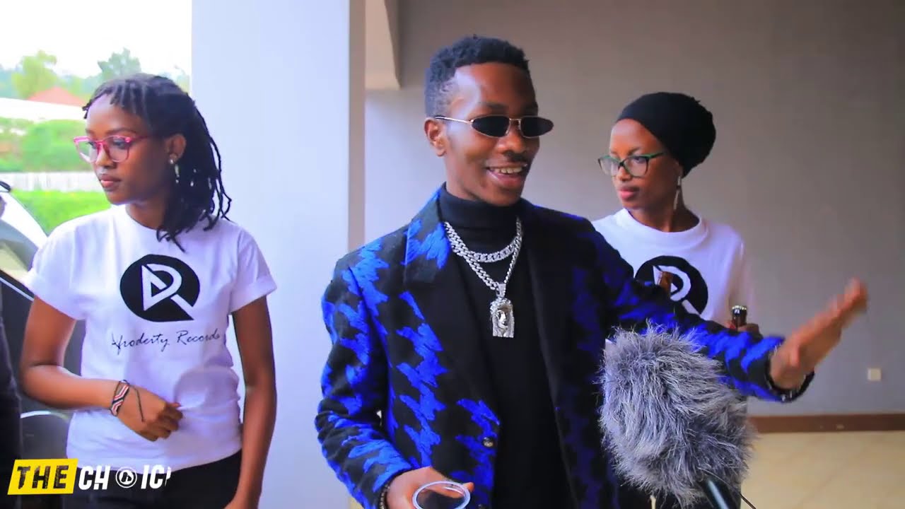 Papa cyangwe aje ashagawe n’ibizungerezi avanye Ethiopia 😂Mbega umwiryo noneho bariyahura 😂