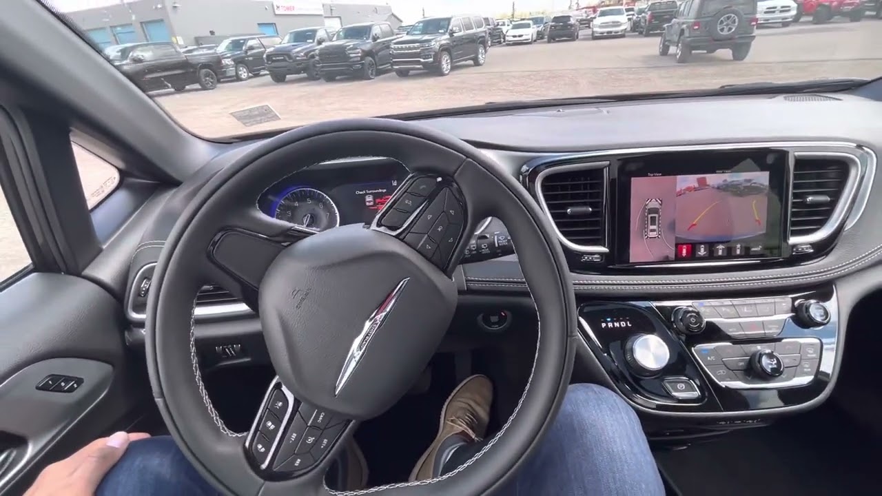 Self parking (park assist)  : 2022 Chrysler Pacifica Touring L AWD