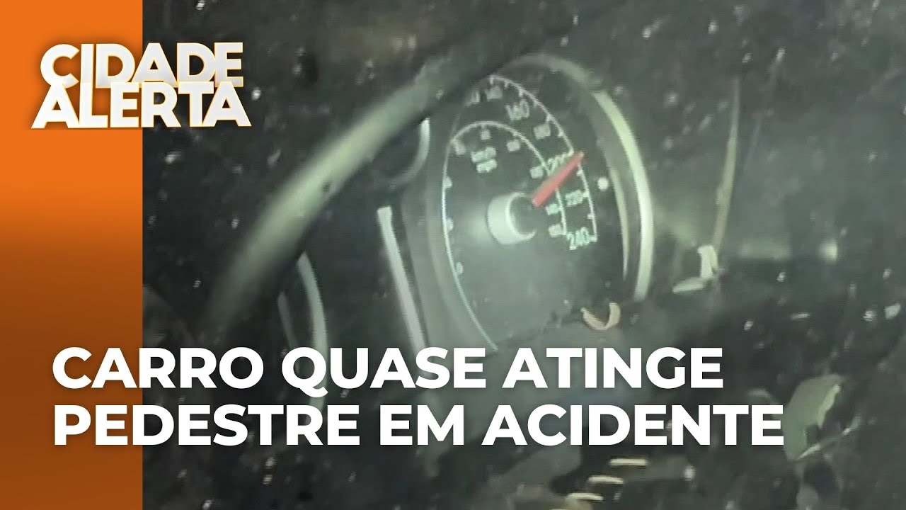 Carro bate em árvore e deixa velocímetro travado em 200 km/h, em Curitiba